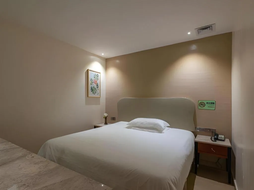 Bed in Leisurely Hotel Shenzhen