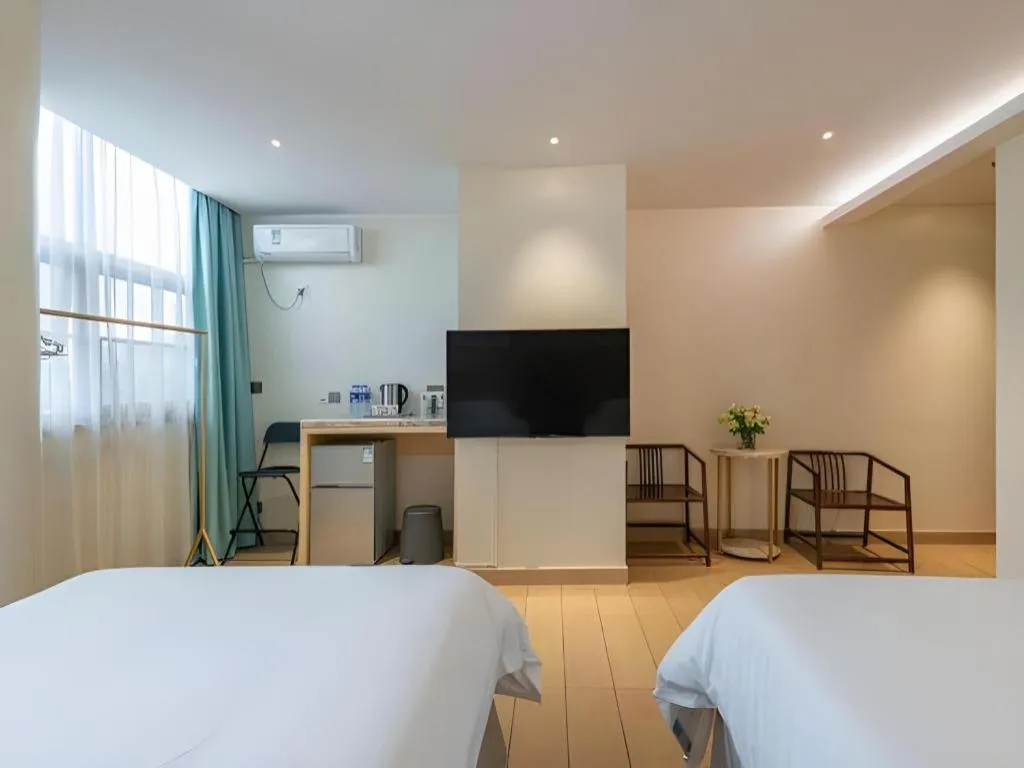 Bed in Leisurely Hotel Shenzhen