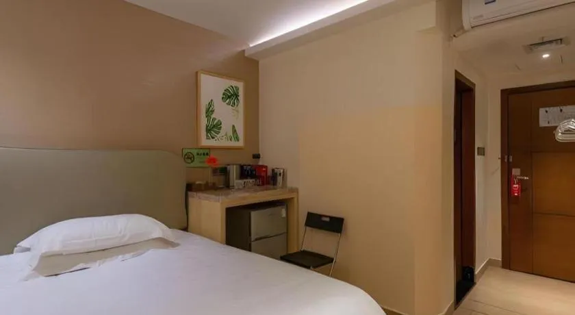 Bed in Leisurely Hotel Shenzhen