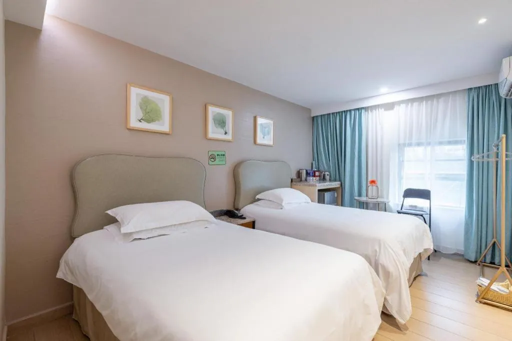 Bed in Leisurely Hotel Shenzhen