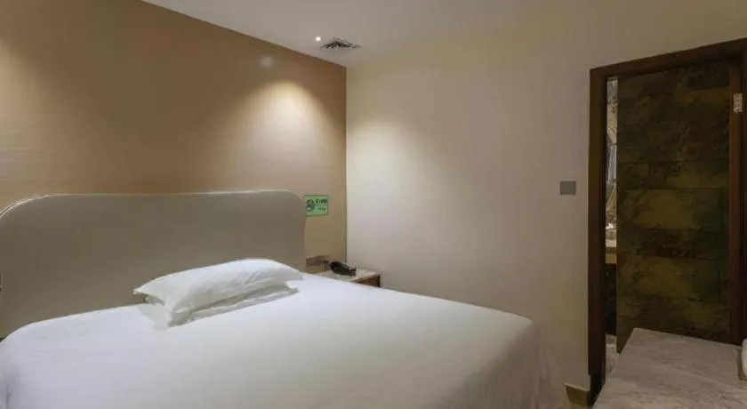 Bed in Leisurely Hotel Shenzhen