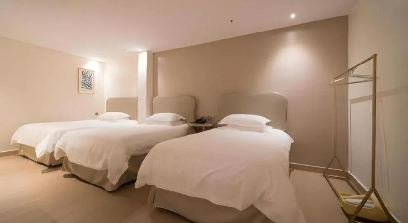 Bed in Leisurely Hotel Shenzhen