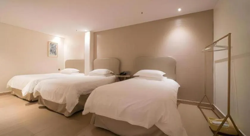 Bed in Leisurely Hotel Shenzhen