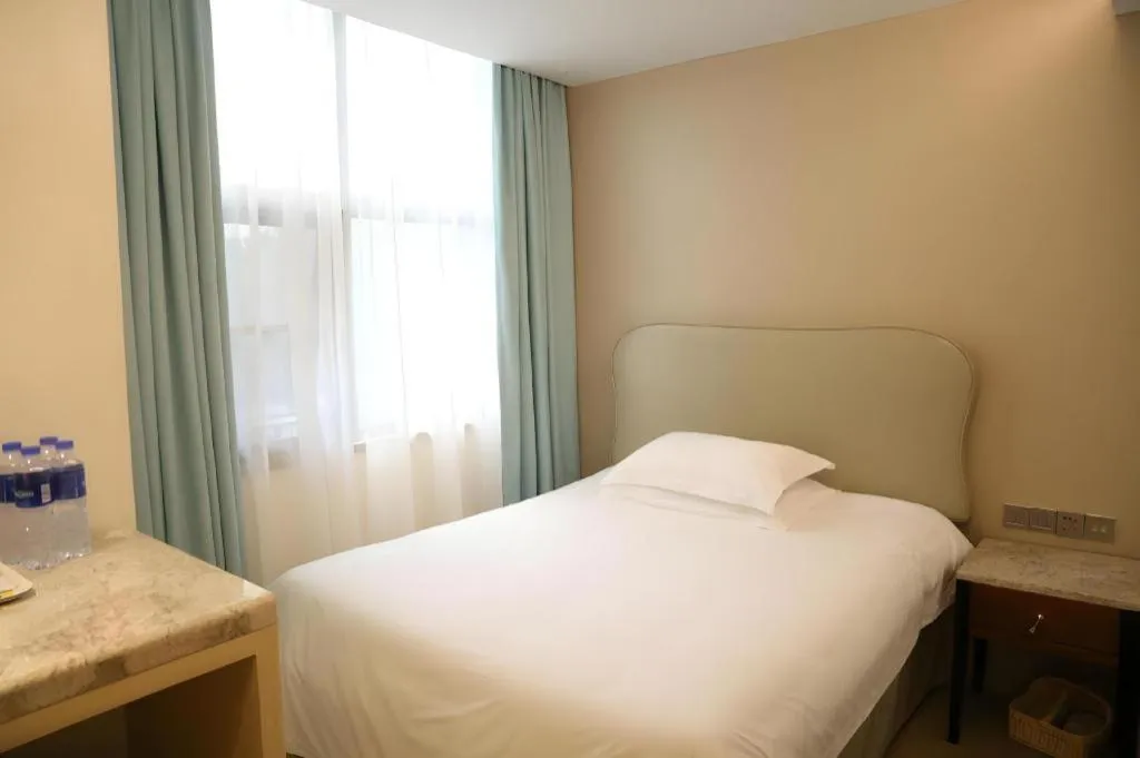 Bed in Leisurely Hotel Shenzhen