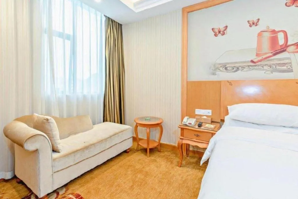Bed in Vienna Hotel Guangzhou Airport Gaosu Pingsha