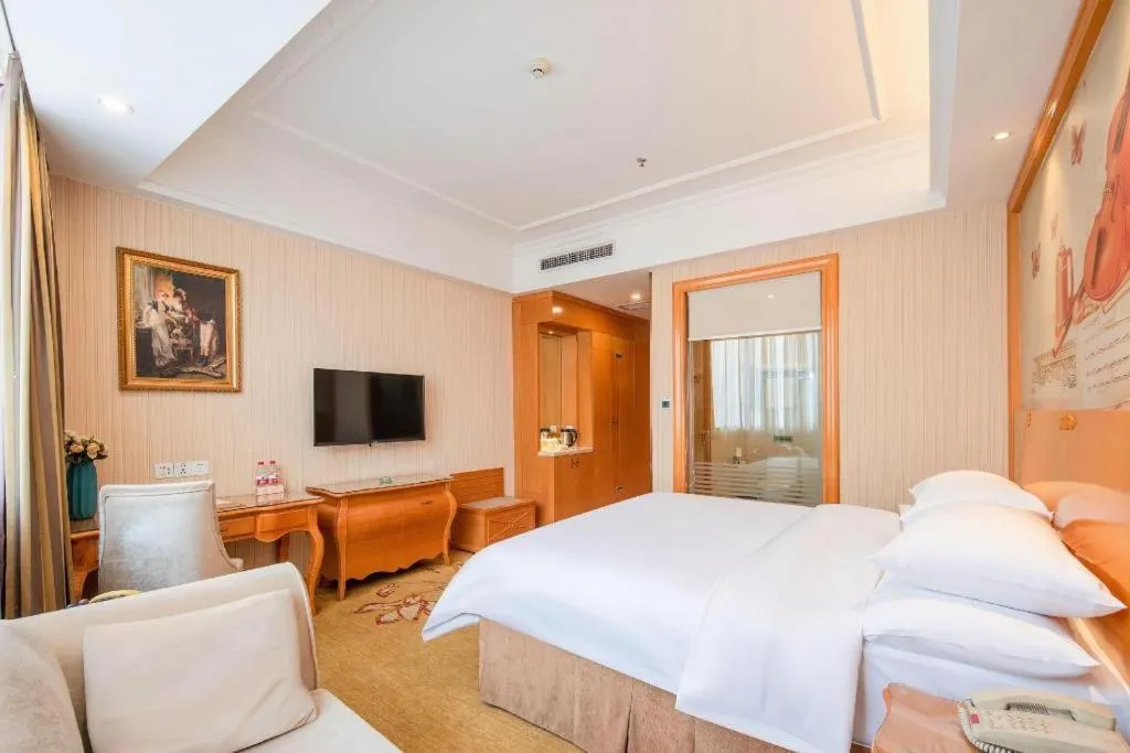 Bed in Vienna Hotel Guangzhou Airport Gaosu Pingsha