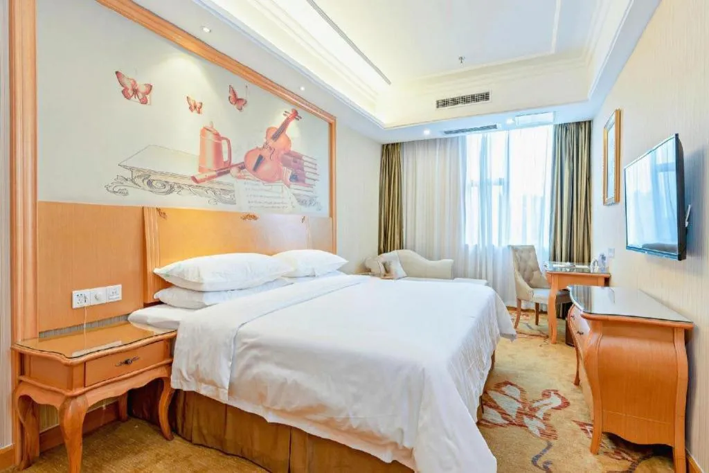 Bed in Vienna Hotel Guangzhou Airport Gaosu Pingsha