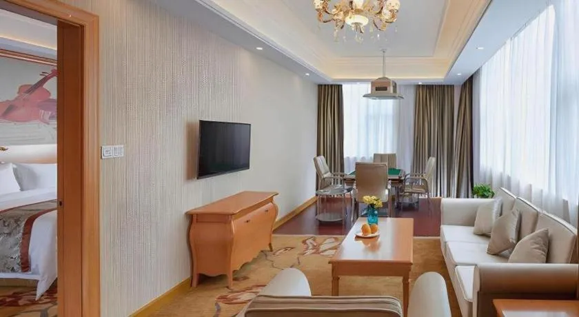 Bed in Vienna Hotel Guangzhou Airport Gaosu Pingsha