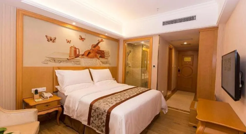 Bed in Vienna Hotel Guangzhou Airport Gaosu Pingsha