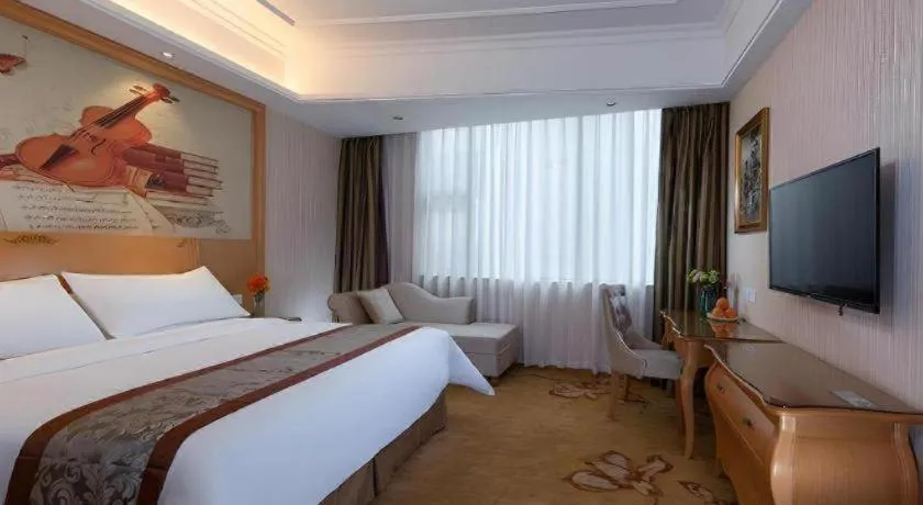 Bed in Vienna Hotel Guangzhou Airport Gaosu Pingsha