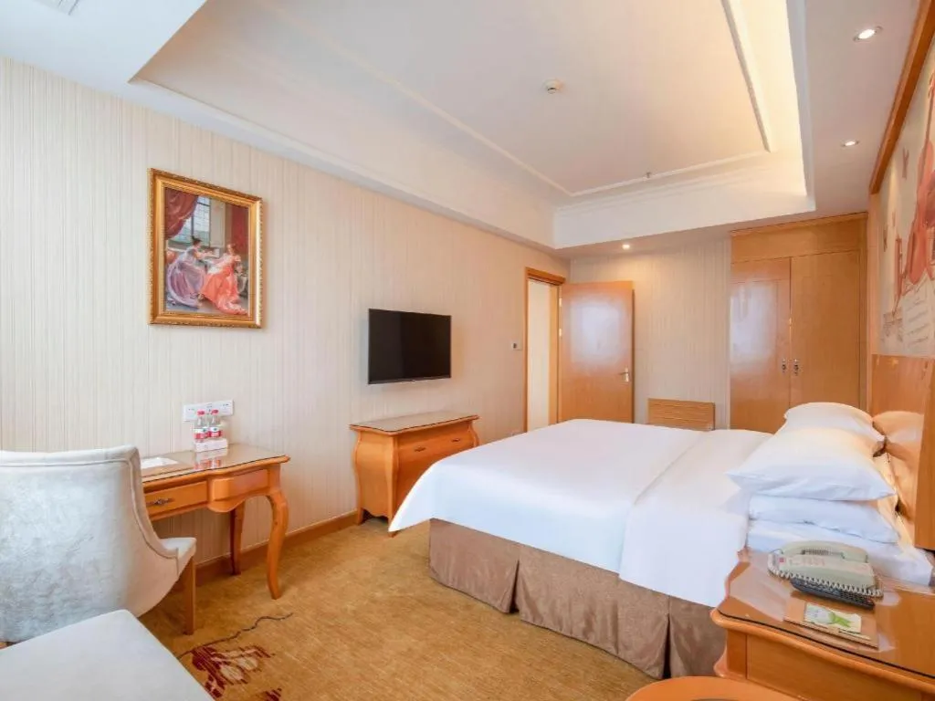 Bed in Vienna Hotel Guangzhou Airport Gaosu Pingsha
