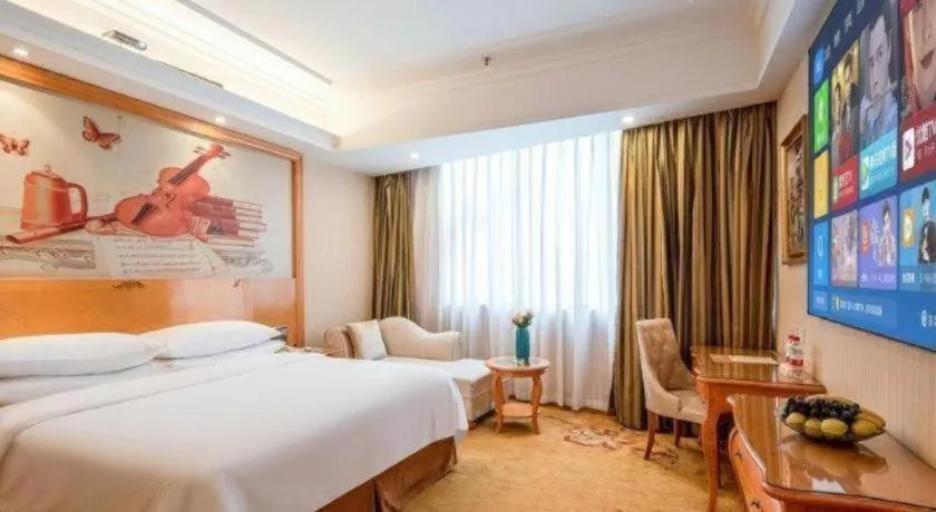 Bed in Vienna Hotel Guangzhou Airport Gaosu Pingsha