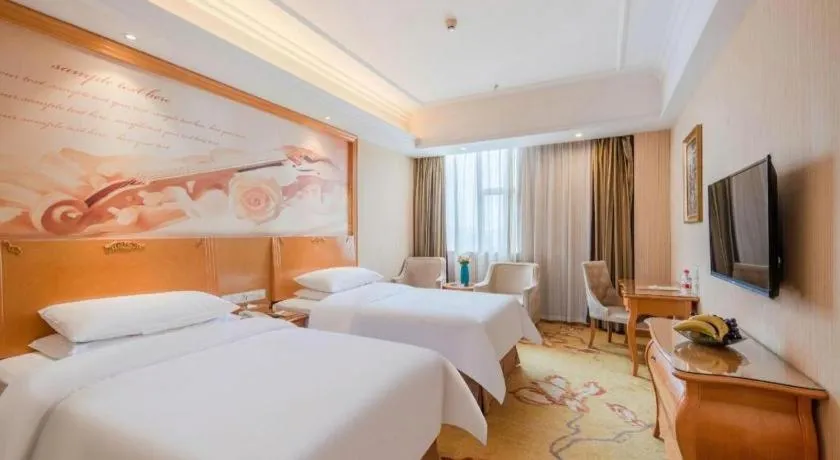 Bed in Vienna Hotel Guangzhou Airport Gaosu Pingsha