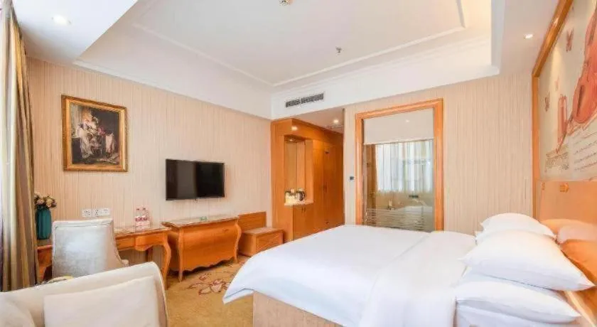 Bed in Vienna Hotel Guangzhou Airport Gaosu Pingsha