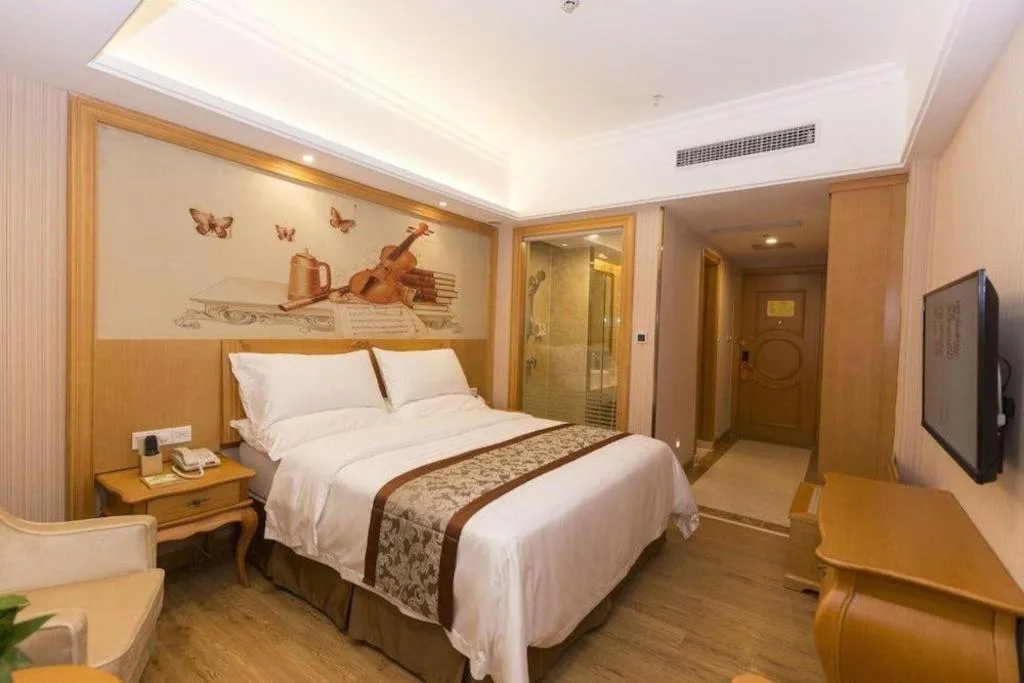 Bed in Vienna Hotel Guangzhou Airport Gaosu Pingsha