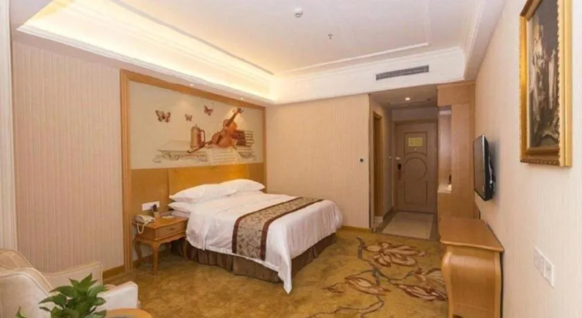 Bed in Vienna Hotel Guangzhou Airport Gaosu Pingsha