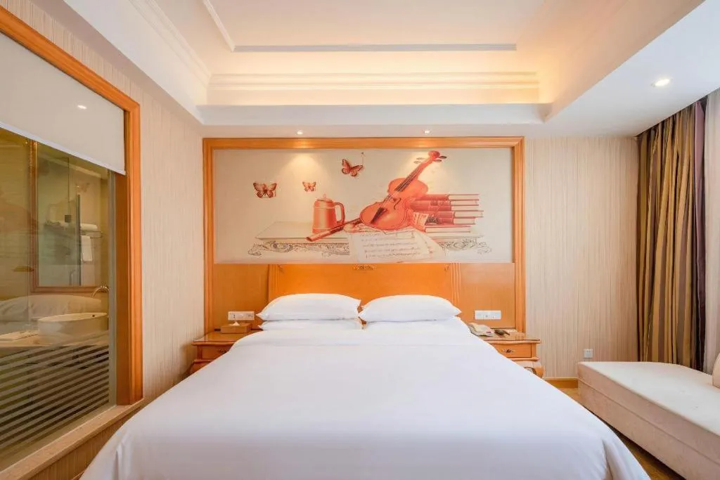 Bed in Vienna Hotel Guangzhou Airport Gaosu Pingsha