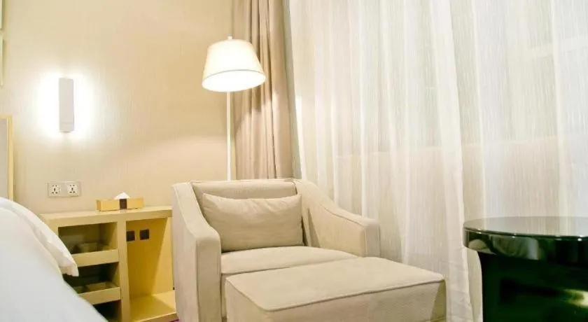 Lavande Hotels Shenzhen Longgang Dayun Center Jixiang Metro Station