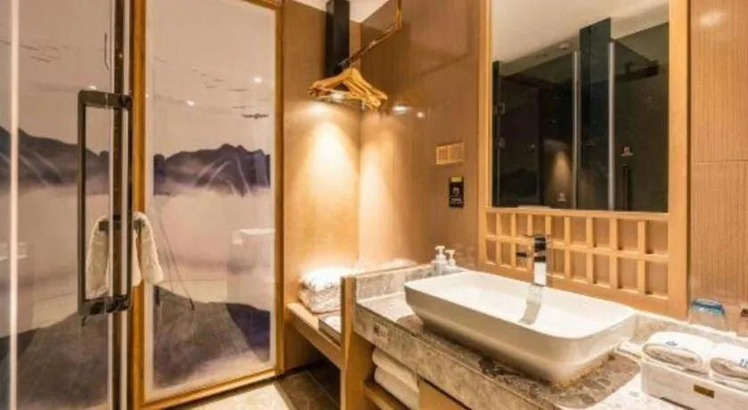 East Queen Hotel (Xi'an Beimen Metro Station)