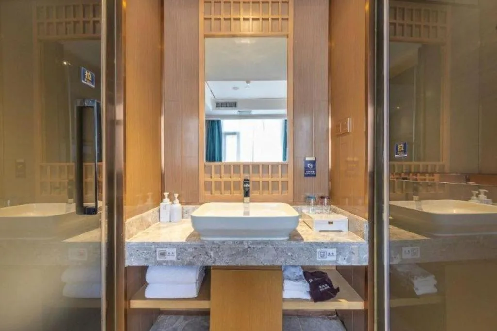 East Queen Hotel (Xi'an Beimen Metro Station)