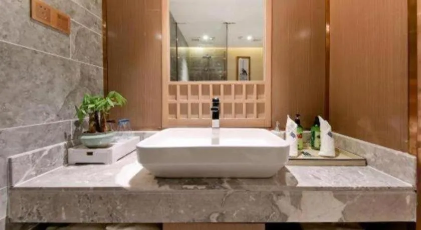 East Queen Hotel (Xi'an Beimen Metro Station)