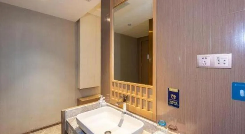 East Queen Hotel (Xi'an Beimen Metro Station)