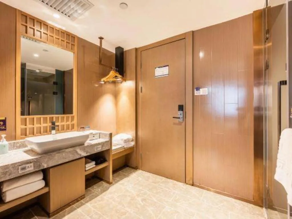 East Queen Hotel (Xi'an Beimen Metro Station)