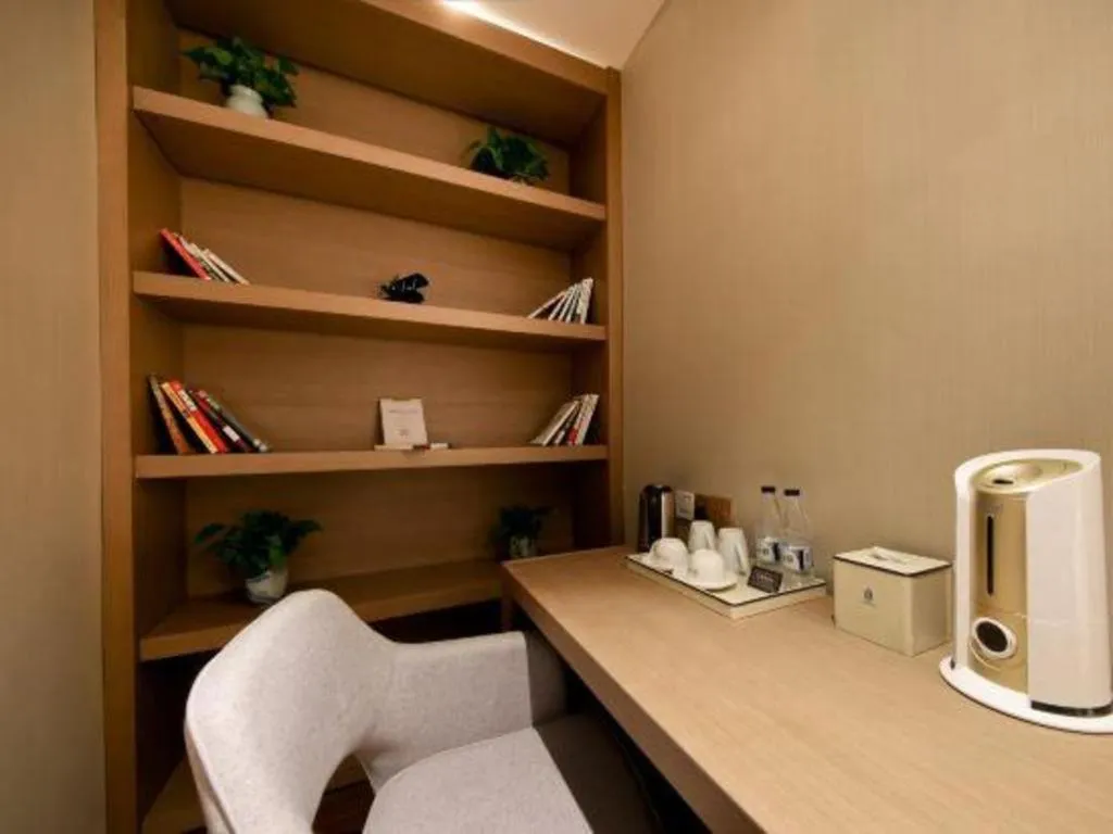 East Queen Hotel (Xi'an Beimen Metro Station)