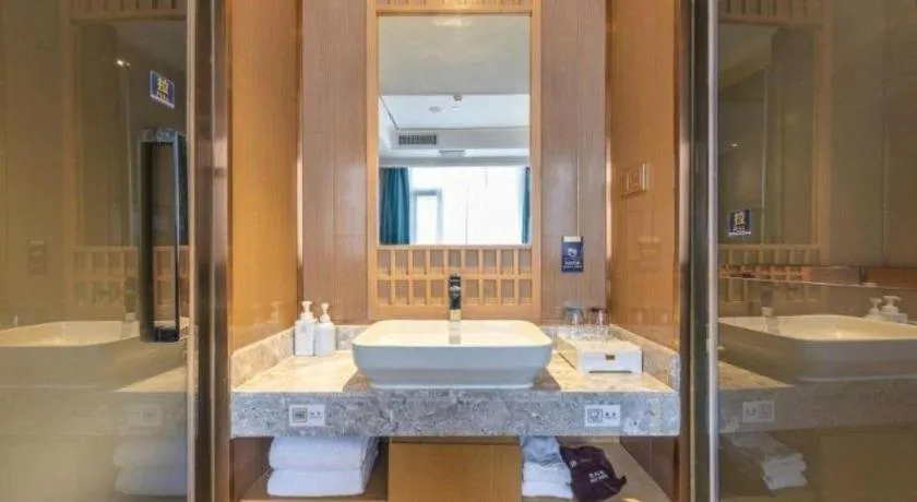 East Queen Hotel (Xi'an Beimen Metro Station)