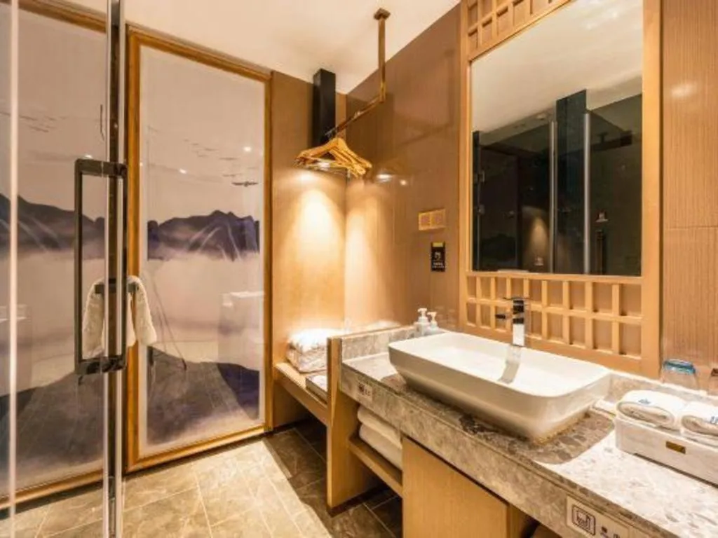 East Queen Hotel (Xi'an Beimen Metro Station)