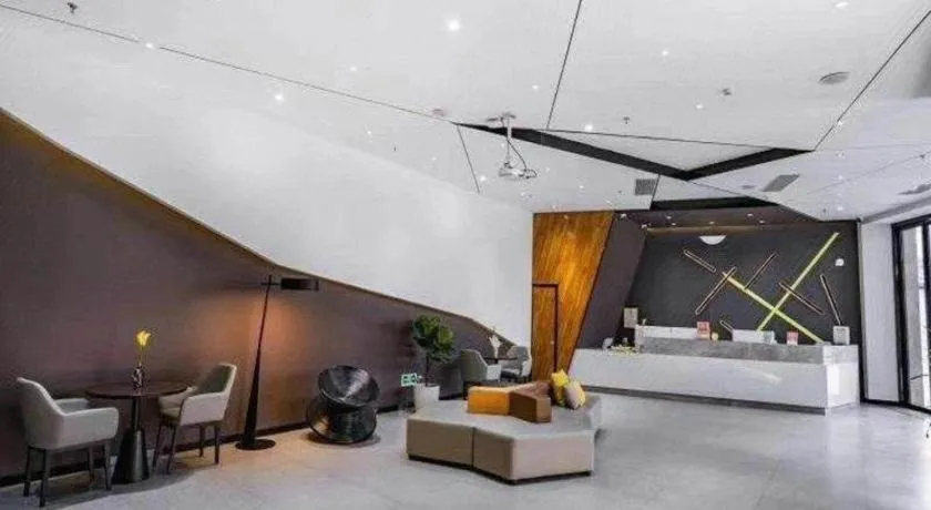 IU Hotels·Nanning Zoo Metro Station RT-Mart