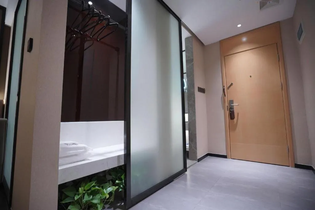 IU Hotels·Nanning Zoo Metro Station RT-Mart