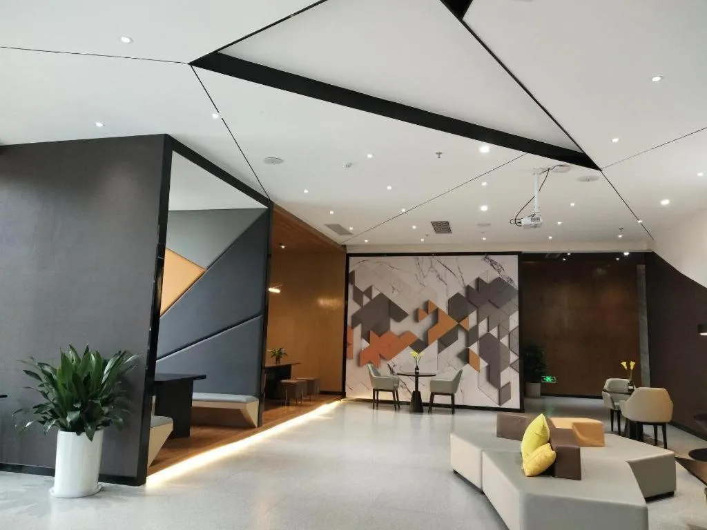 IU Hotels·Nanning Zoo Metro Station RT-Mart