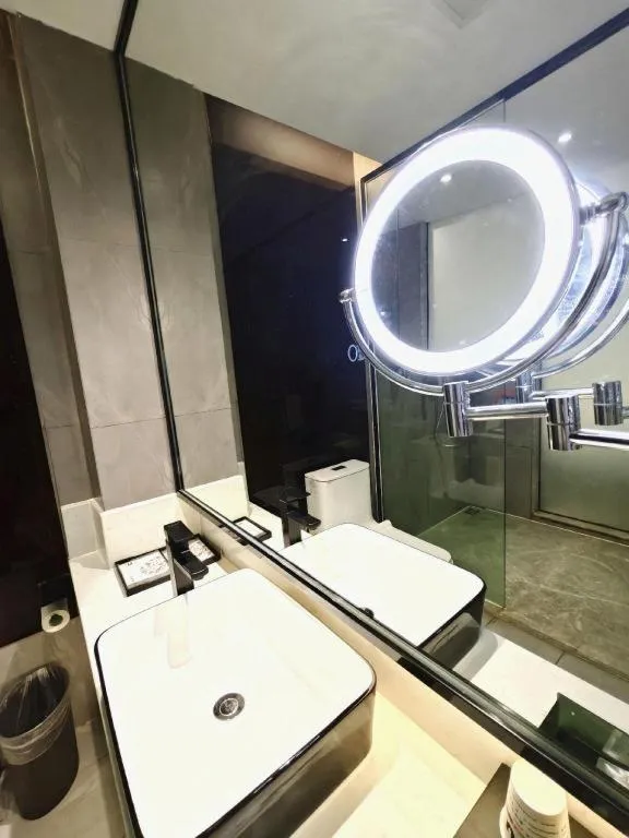 IU Hotels·Nanning Zoo Metro Station RT-Mart