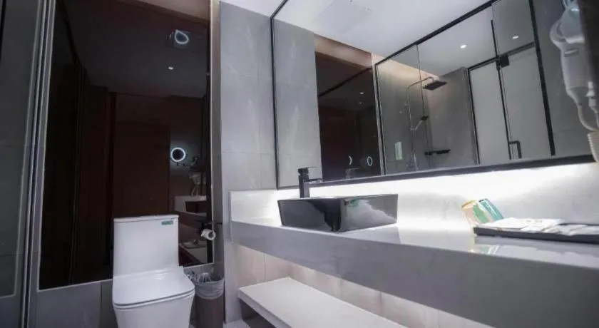 IU Hotels·Nanning Zoo Metro Station RT-Mart