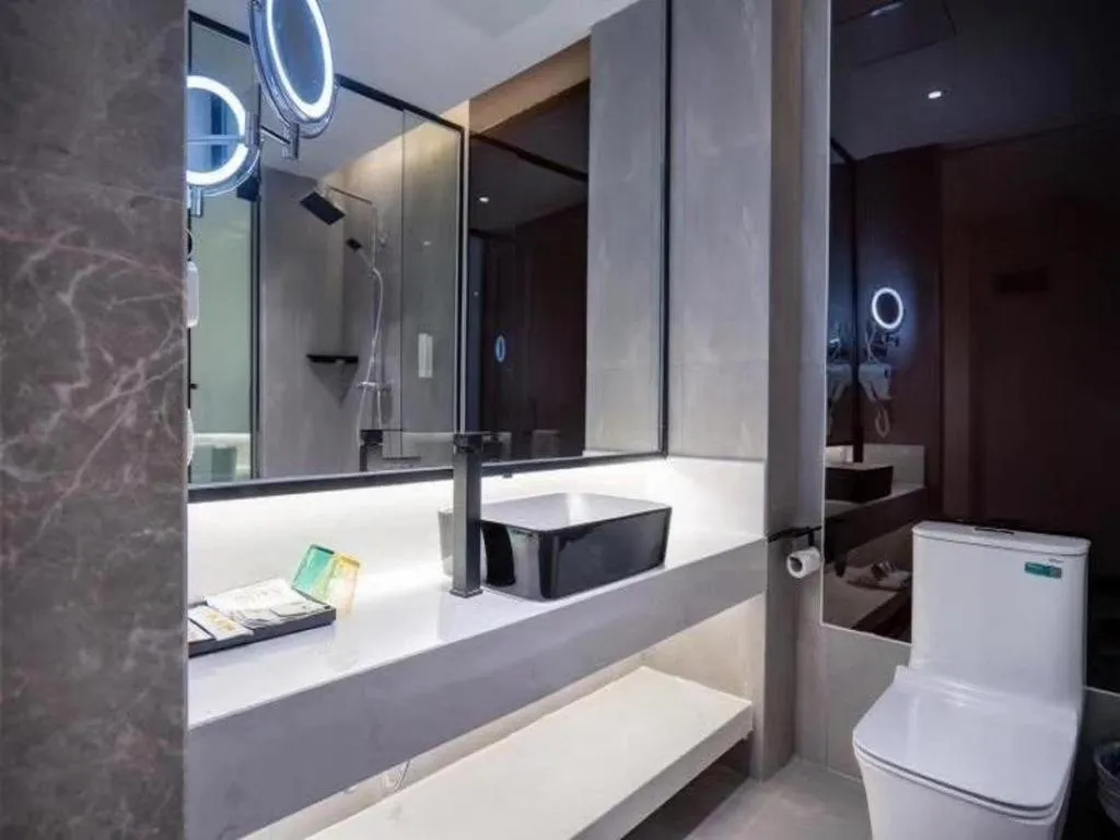 IU Hotels·Nanning Zoo Metro Station RT-Mart