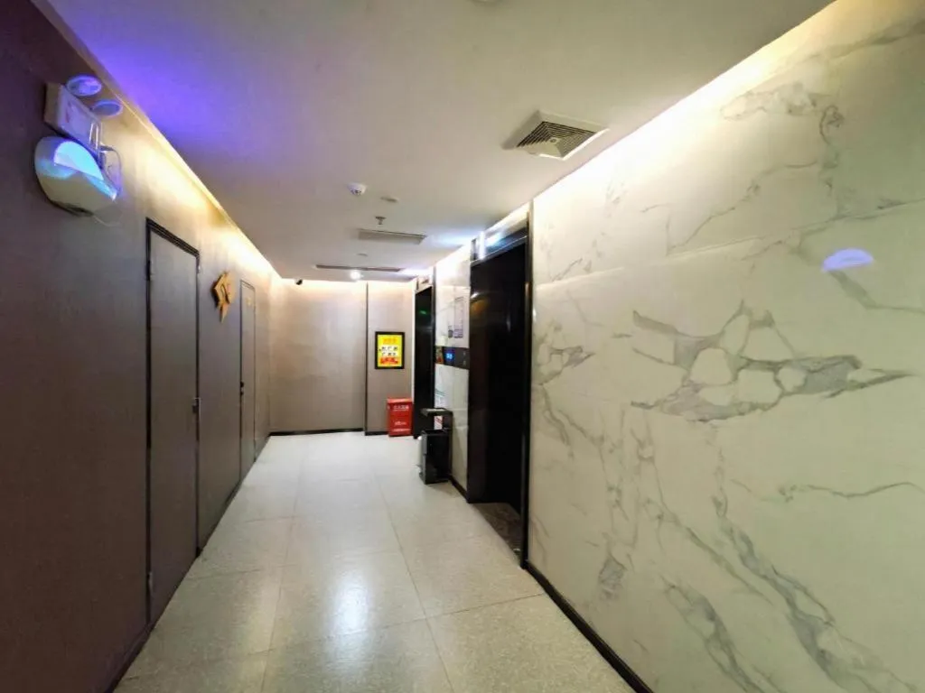 IU Hotels·Nanning Zoo Metro Station RT-Mart