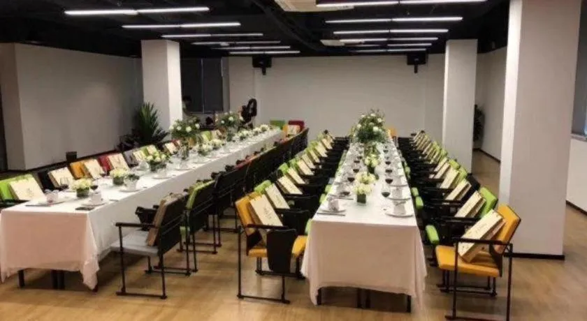 IU Hotels·Nanning Zoo Metro Station RT-Mart