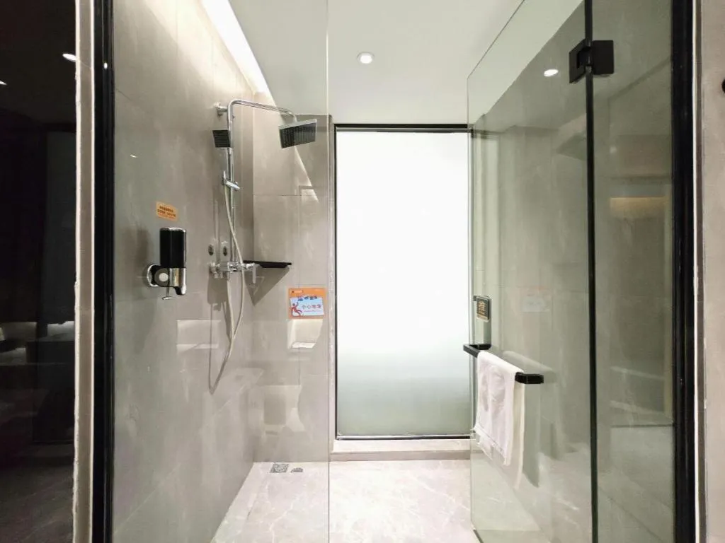 IU Hotels·Nanning Zoo Metro Station RT-Mart