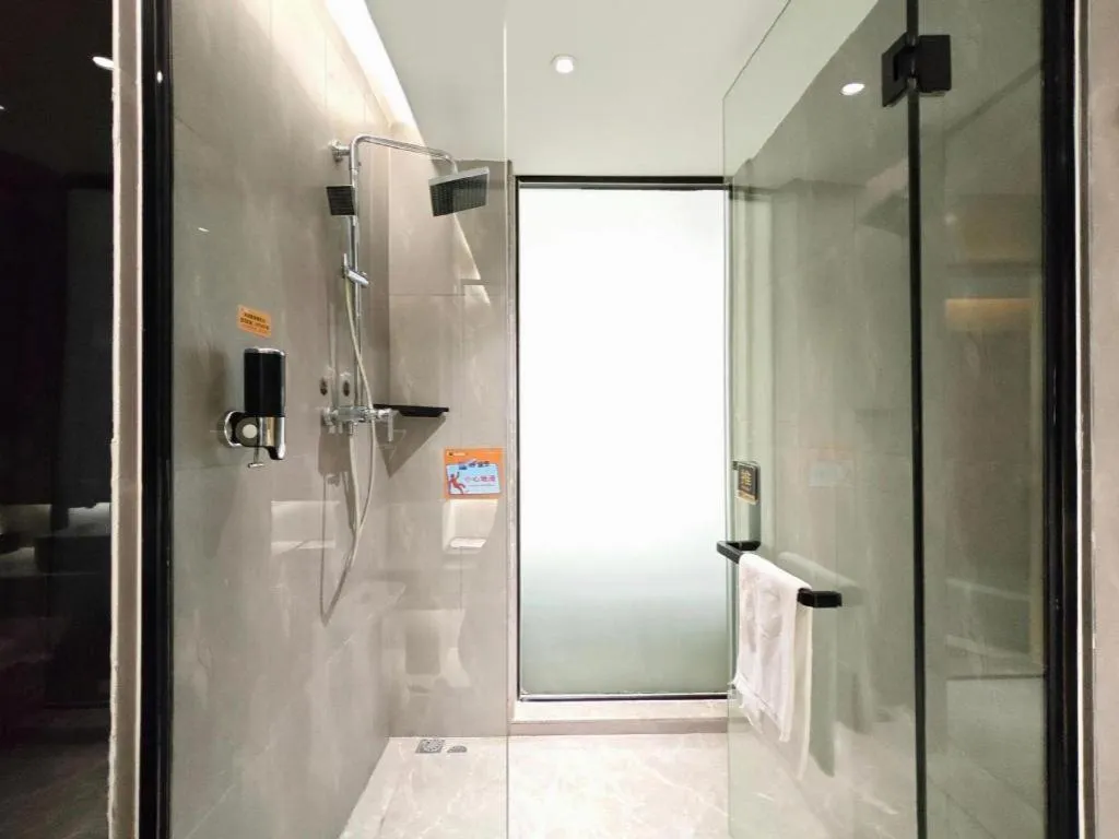 IU Hotels·Nanning Zoo Metro Station RT-Mart