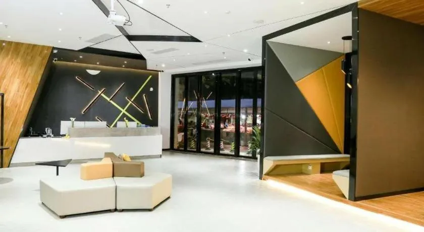 IU Hotels·Nanning Zoo Metro Station RT-Mart