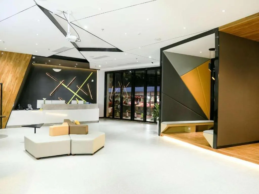 IU Hotels·Nanning Zoo Metro Station RT-Mart