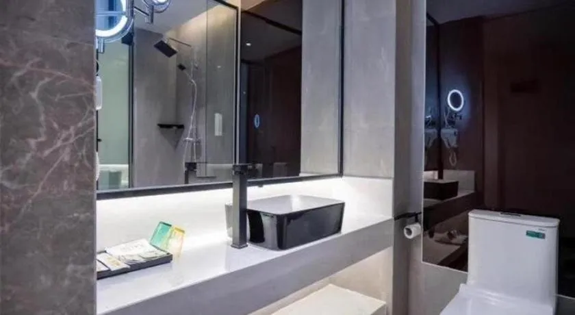 IU Hotels·Nanning Zoo Metro Station RT-Mart