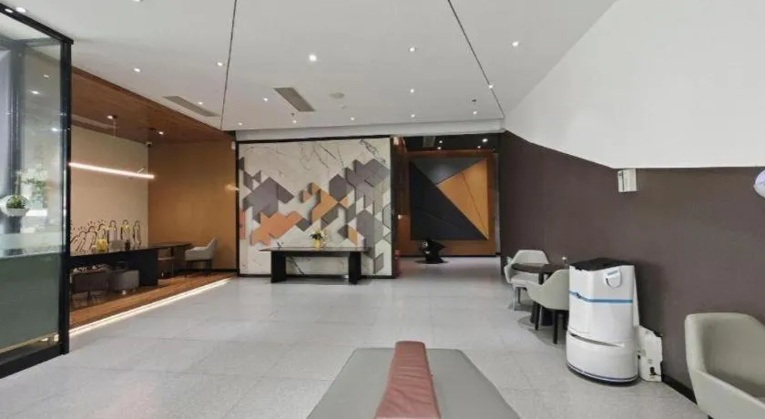 IU Hotels·Nanning Zoo Metro Station RT-Mart