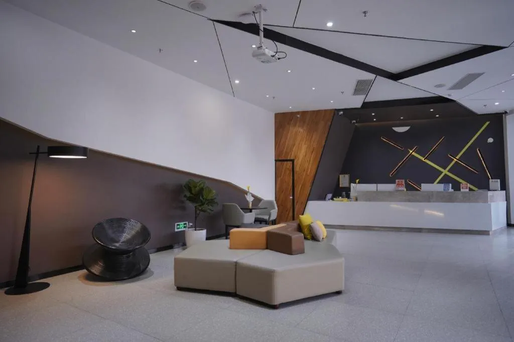 IU Hotels·Nanning Zoo Metro Station RT-Mart