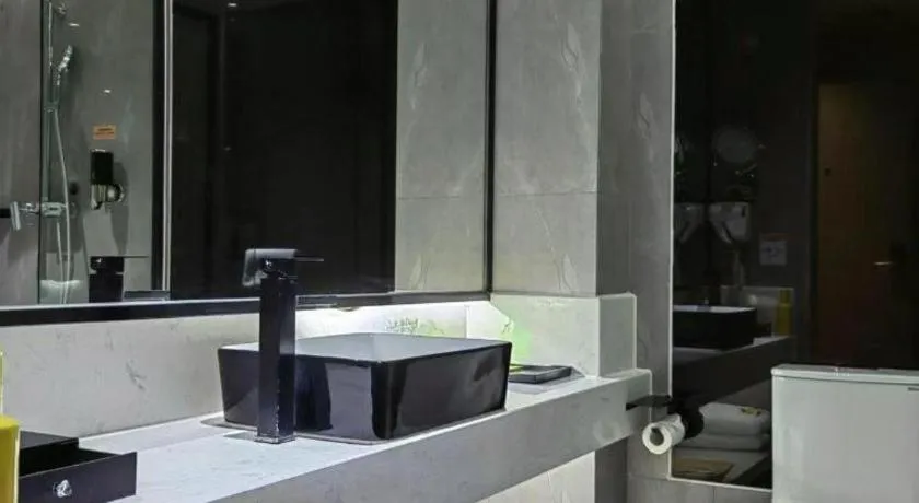 IU Hotels·Nanning Zoo Metro Station RT-Mart