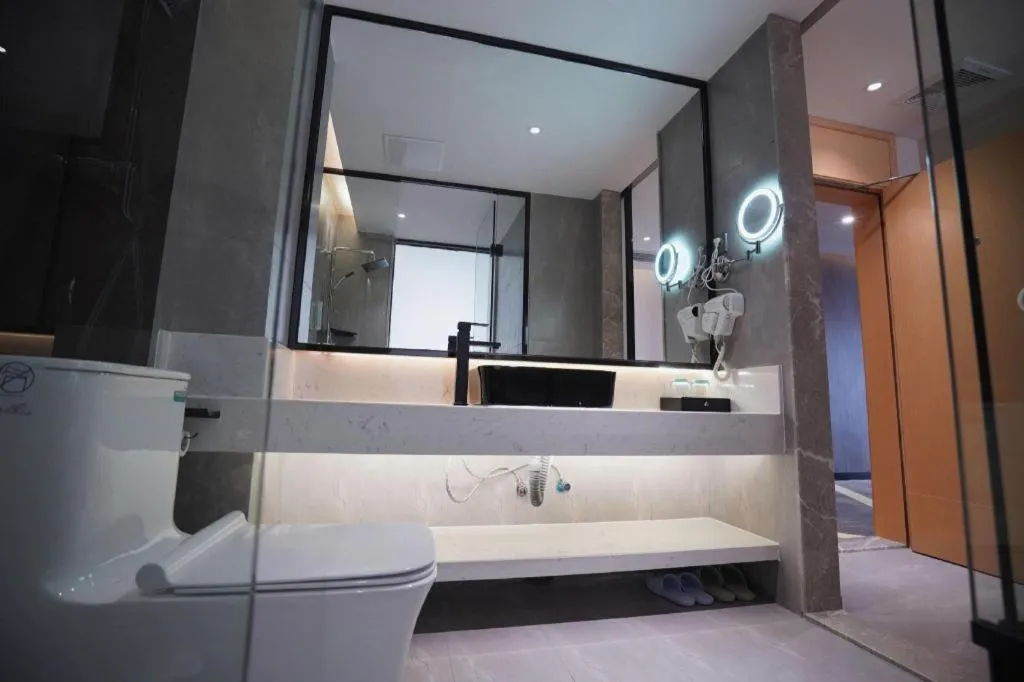 IU Hotels·Nanning Zoo Metro Station RT-Mart