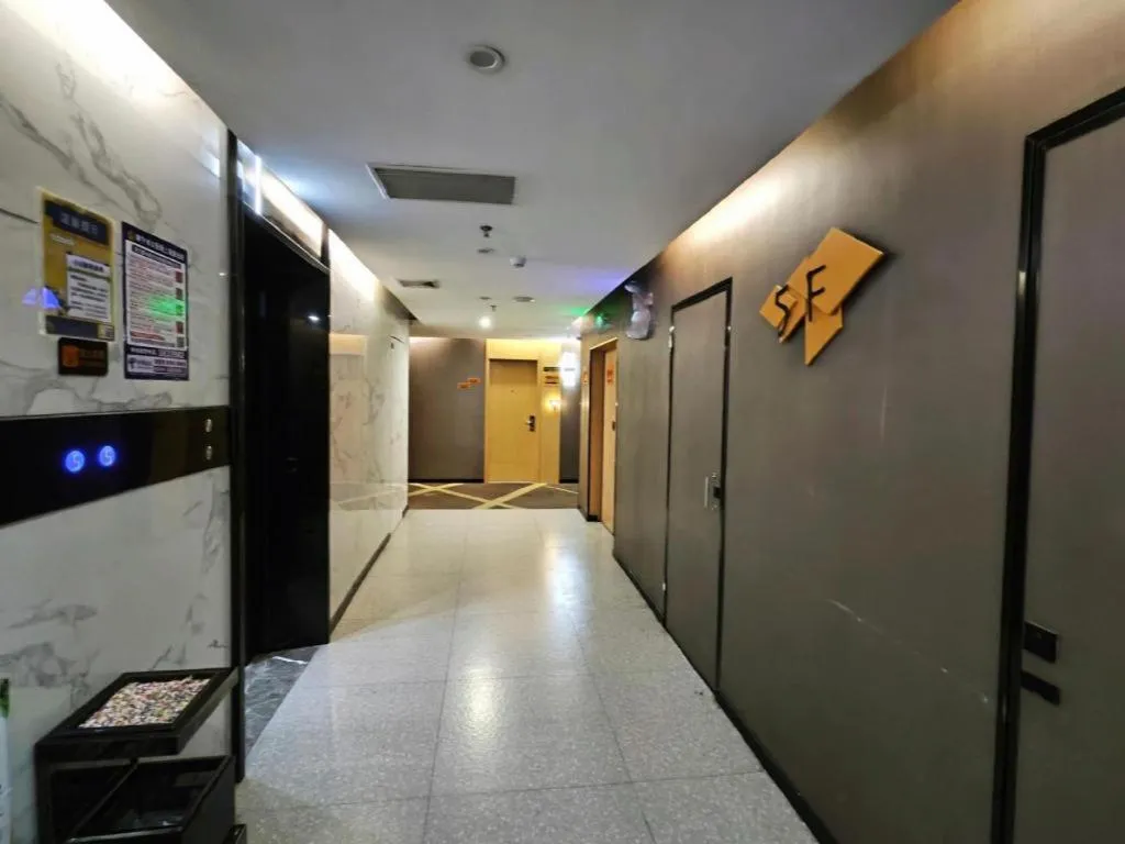 IU Hotels·Nanning Zoo Metro Station RT-Mart