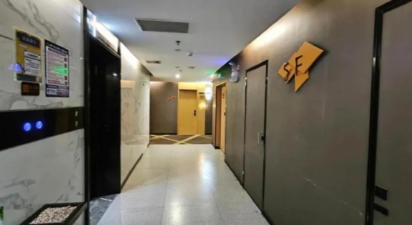 IU Hotels·Nanning Zoo Metro Station RT-Mart