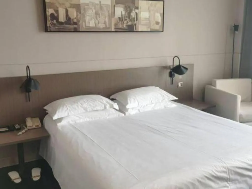 Bed in Jinjiang Inn Select Xixian New Distict Century Avenue